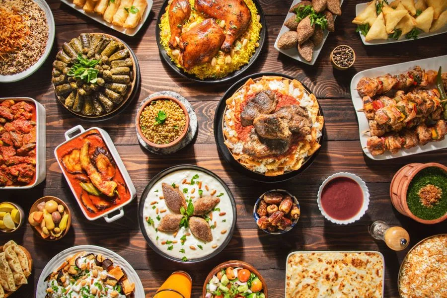 مائدة طعام متنوّعة